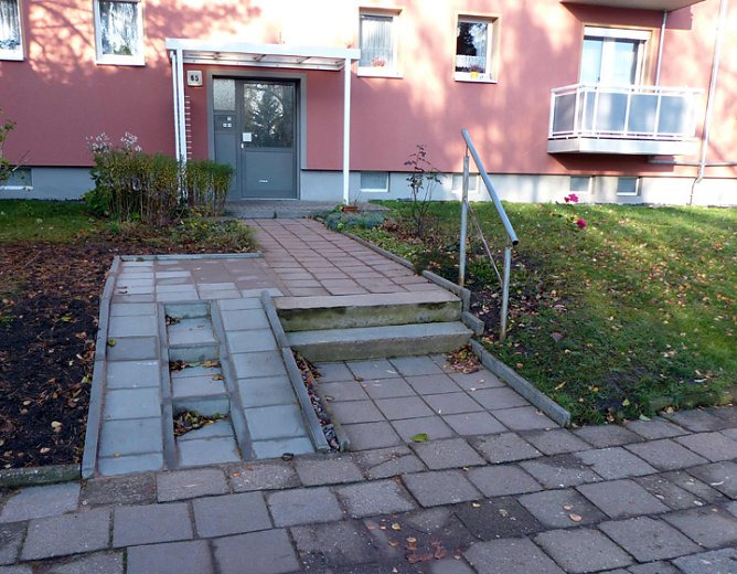 Barriereabbau im Wohnumfeld (Foto: Wolf-Jürgen Träger) Barriereabbau im Wohnumfeld (Foto: Wolf-Jürgen Träger)