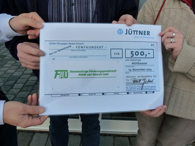 Scheck f&uuml;r die Tafel (Foto: Karl-Heinz Herrmann)