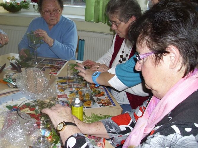 Weihnachtlicher Bastelnachmittag im WB 4 (Foto: Thomas Leipold)