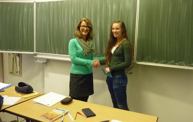 Gutschein &uuml;bergeben (Foto: IHK)