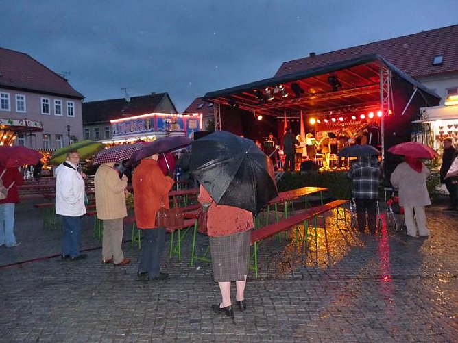 Verregneter Start (Foto: Karl-Heinz Herrmann)