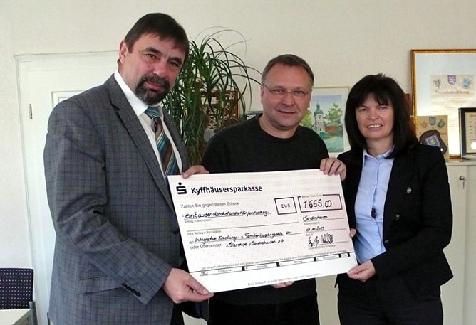 Scheck &uuml;bergeben (Foto: Stadt Sondershausen)