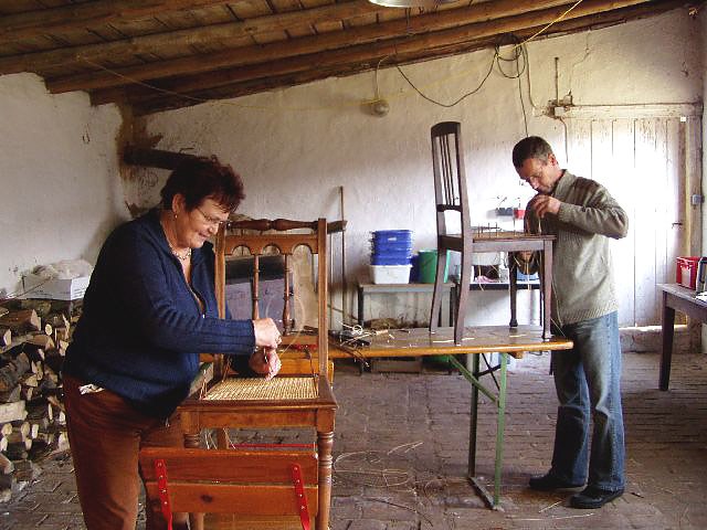 Stuhlflechten in Friedrichsrode (Foto: Karl-Heinz Herrmann) Stuhlflechten in Friedrichsrode (Foto: Karl-Heinz Herrmann)