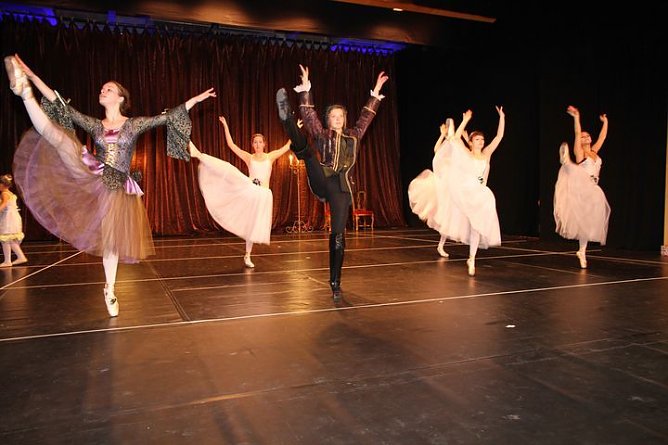 Viel Applaus für die Tänzerinnen (Foto: Günter Herting) Viel Applaus für die Tänzerinnen (Foto: Günter Herting)