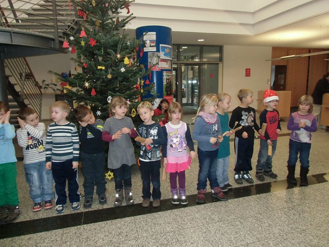 Baum geschmückt (Foto: Kindervilla Bad Frankenhausen) Baum geschmückt (Foto: Kindervilla Bad Frankenhausen)