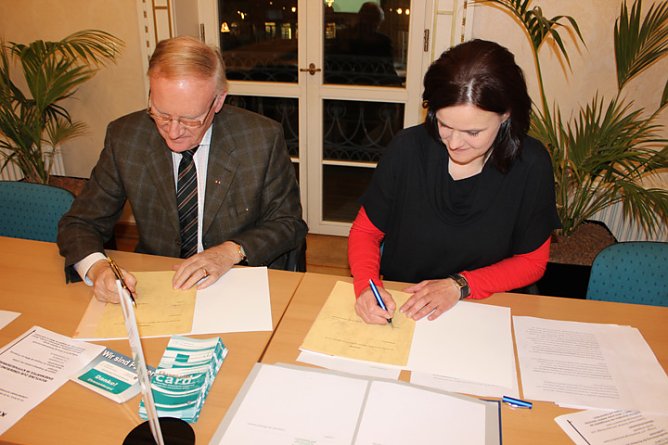 Vereinbarung unterzeichnet (Foto: Karl-Heinz Herrmann) Vereinbarung unterzeichnet (Foto: Karl-Heinz Herrmann)