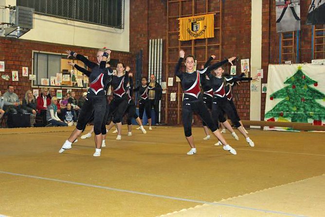 Jubiläums Weihnachtsturnen (2) (Foto: Karl-Heinz Herrmann) Jubiläums Weihnachtsturnen (2) (Foto: Karl-Heinz Herrmann)