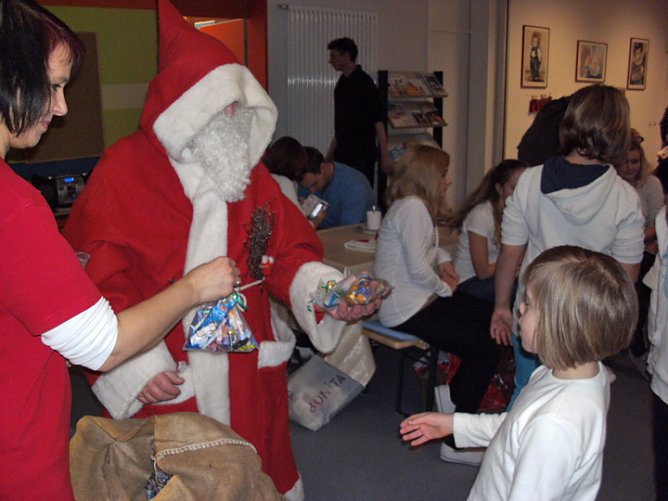Große Weihnachtsfeier im Arterner Freizeitzentrum (Foto: Freizeitzentrum Artern) Große Weihnachtsfeier im Arterner Freizeitzentrum (Foto: Freizeitzentrum Artern)