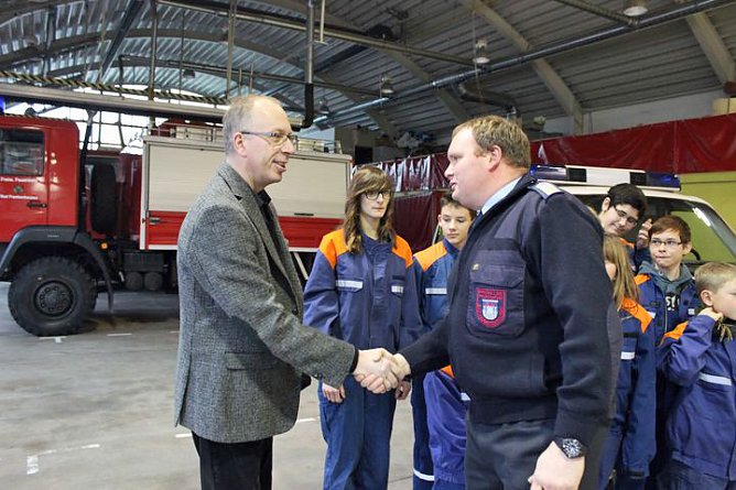 Mit Knall übergeben (Foto: Karl-Heinz Herrmann) Mit Knall übergeben (Foto: Karl-Heinz Herrmann)