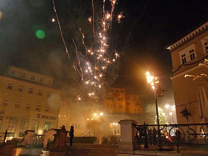 Feuerwerk am Markt (Foto: Karl-Heinz Herrmann) Feuerwerk am Markt (Foto: Karl-Heinz Herrmann)