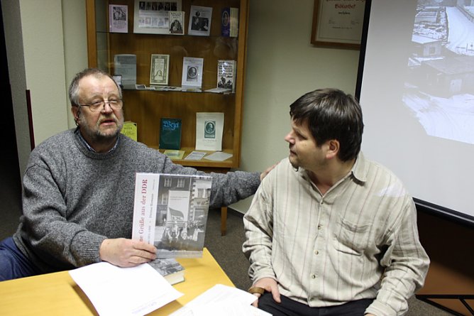 Kritisches in Wezel-Bibliothek? (Foto: Karl-Heinz Herrmann) Kritisches in Wezel-Bibliothek? (Foto: Karl-Heinz Herrmann)