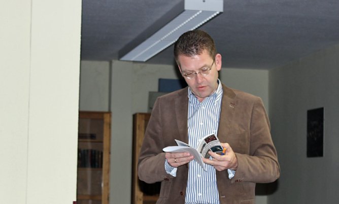 Kritisches in Wezel-Bibliothek? (Foto: Karl-Heinz Herrmann) Kritisches in Wezel-Bibliothek? (Foto: Karl-Heinz Herrmann)