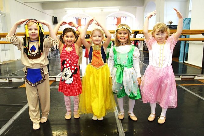 Kost&uuml;mball im Ballettsaal (Foto: G&uuml;nter Herting)