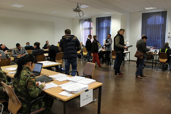 Erste Vereidigung (Foto: Karl-Heinz Herrmann) Erste Vereidigung (Foto: Karl-Heinz Herrmann)