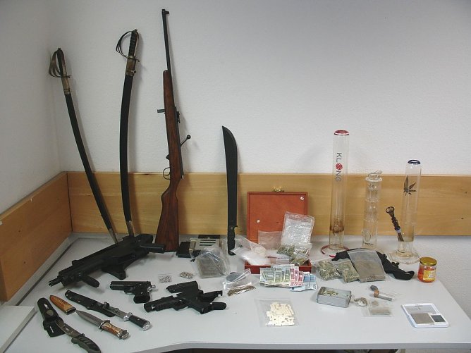 "Waffenlager" entdeckt (Foto: Polizei) "Waffenlager" entdeckt (Foto: Polizei)