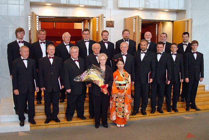 Taktstock-Übergabe im Albert-Fischer-Chor (Foto: Friedrich Poppe) Taktstock-Übergabe im Albert-Fischer-Chor (Foto: Friedrich Poppe)