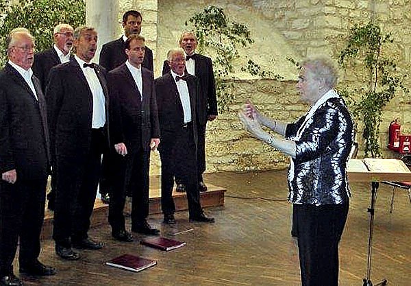 Taktstock-Übergabe im Albert-Fischer-Chor (Foto: Friedrich Poppe) Taktstock-Übergabe im Albert-Fischer-Chor (Foto: Friedrich Poppe)