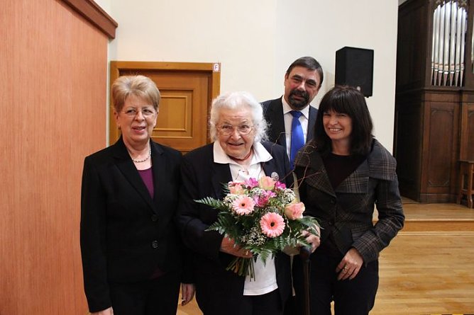 Ehrengabe &uuml;berreicht (Foto: Karl-Heinz Herrmann)