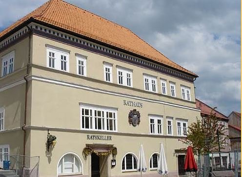 Die Last des Rathauses (Foto: Karl-Heinz Herrmann)