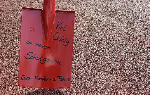 F&uuml;r Schulgarten gebuddelt (Foto: Karl-Heinz Herrmann)