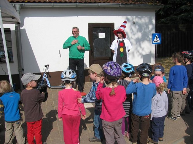Kinder sicher machen (Foto: Bernd Müller) Kinder sicher machen (Foto: Bernd Müller)