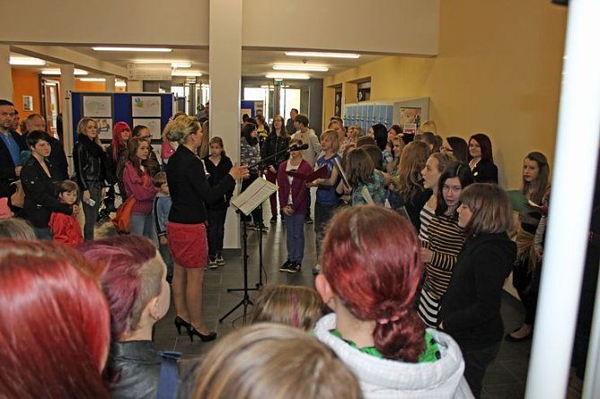 Ansturm auf die Schule (Foto: Karl-Heinz Herrmann)