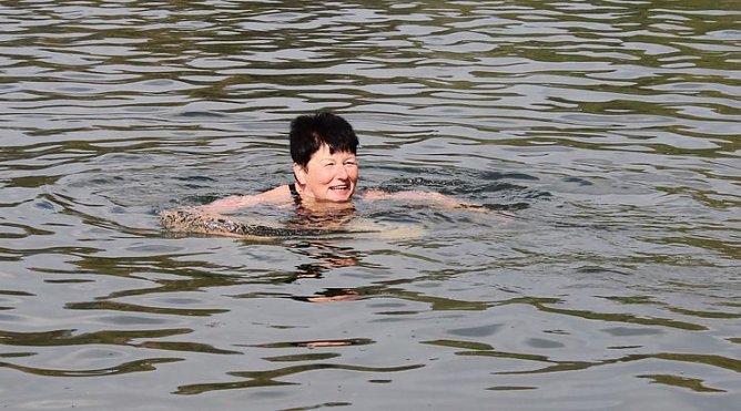 Kühl beim Anbaden (Foto: Karl-Heinz Herrmann) Kühl beim Anbaden (Foto: Karl-Heinz Herrmann)