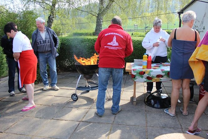 Kühl beim Anbaden (Foto: Karl-Heinz Herrmann) Kühl beim Anbaden (Foto: Karl-Heinz Herrmann)