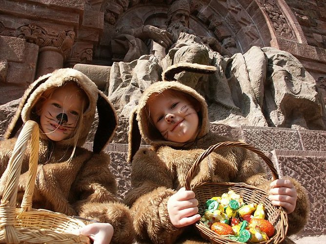 Gro&szlig;e Ostereiersuche am Kyffh&auml;user-Denkmal... (Foto: Stadt Bad Frankenhausen)