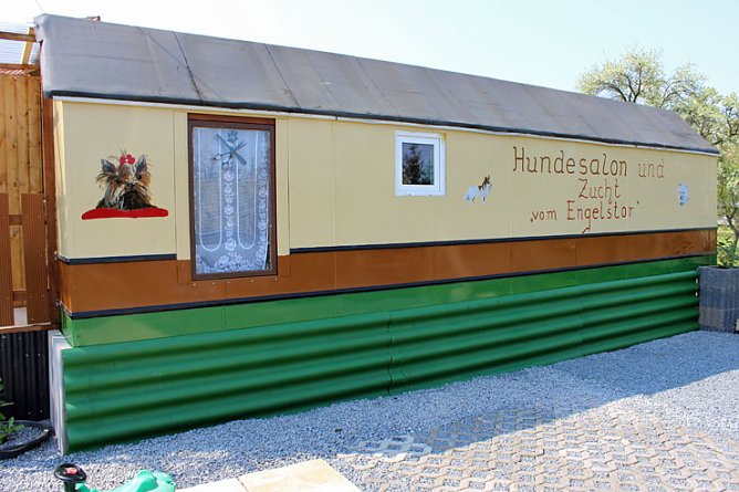 Hundesalon im Zirkuswagen (Foto: Karl-Heinz Herrmann)