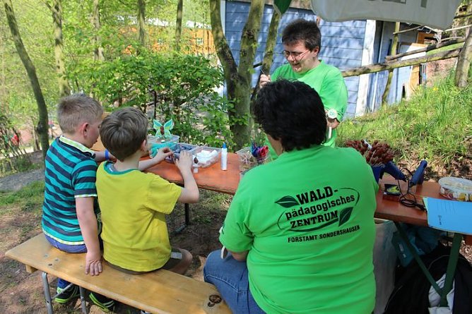 Zum Fest einen Baum gepflanzt (Foto: Karl-Heinz Herrmann) Zum Fest einen Baum gepflanzt (Foto: Karl-Heinz Herrmann)