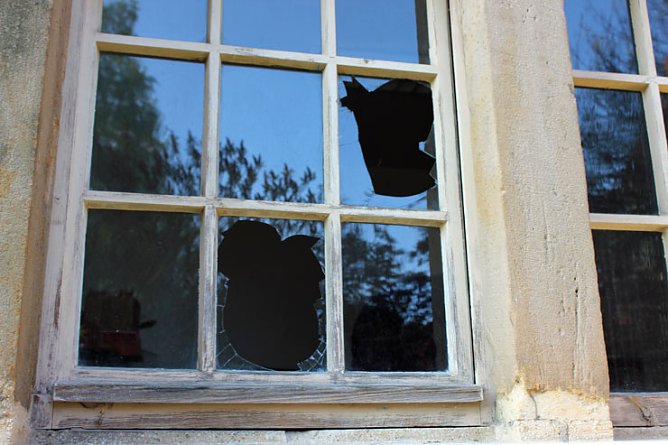 Wieder Scheiben zerschlagen (Foto: Karl-Heinz Herrmann) Wieder Scheiben zerschlagen (Foto: Karl-Heinz Herrmann)