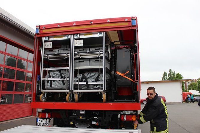 Dekontaminations-Fahrzeug &uuml;bergeben (Foto: Karl-Heinz Herrmann)