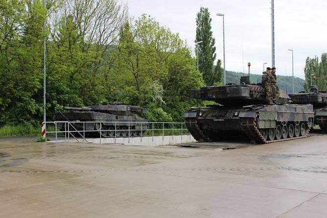 Die Panzer sind da (Foto: Karl-Heinz Herrmann) Die Panzer sind da (Foto: Karl-Heinz Herrmann)