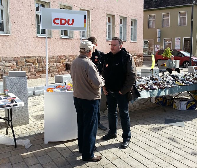 Auch zweiter Infostand ein voller Erfolg! (Foto: Steffen Kobrow) Auch zweiter Infostand ein voller Erfolg! (Foto: Steffen Kobrow)