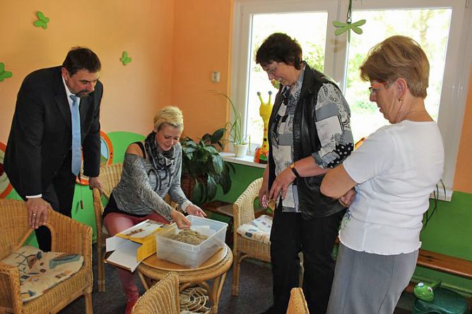 Besonderer Sand zum Spielen (Foto: Karl-Heinz Herrmann)