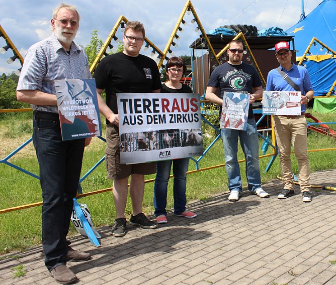 Tierschützer mit Aktion (Foto: Karl-Heinz Herrmann) Tierschützer mit Aktion (Foto: Karl-Heinz Herrmann)