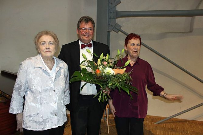 Symbolische Taktstock&uuml;bergabe (Foto: Karl-Heinz Herrmann)