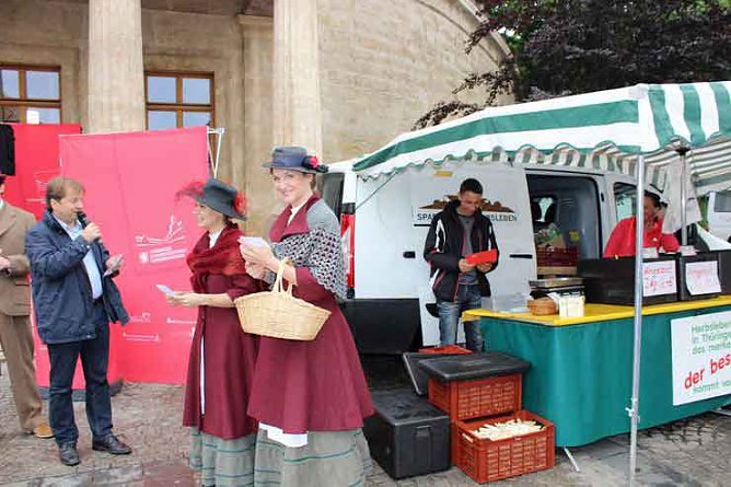 Blumenm&auml;dchen trifft Marktfrau (Foto: Karl-Heinz Herrmann)