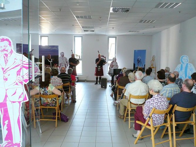 Sondersh&auml;user Pipes & Drums musizierten in der Galerie (Foto: SGW)