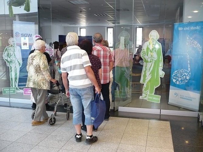 Sondersh&auml;user Pipes & Drums musizierten in der Galerie (Foto: SGW)