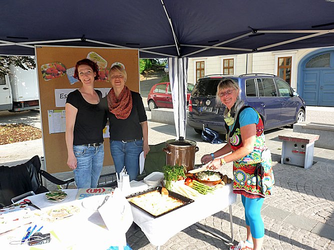 Köstliche Ernährungsberatung (Foto: Karl-Heinz Herrmann) Köstliche Ernährungsberatung (Foto: Karl-Heinz Herrmann)