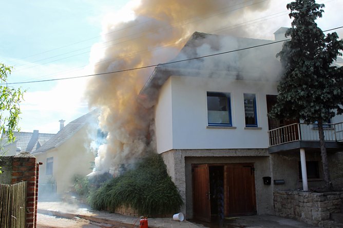 Brand in Rottleben (Foto: Karl-Heinz Herrmann) Brand in Rottleben (Foto: Karl-Heinz Herrmann)