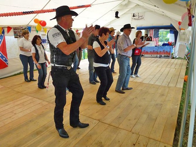 Line Dance Party in Gundersleben (Foto: Jürgen Kieper) Line Dance Party in Gundersleben (Foto: Jürgen Kieper)