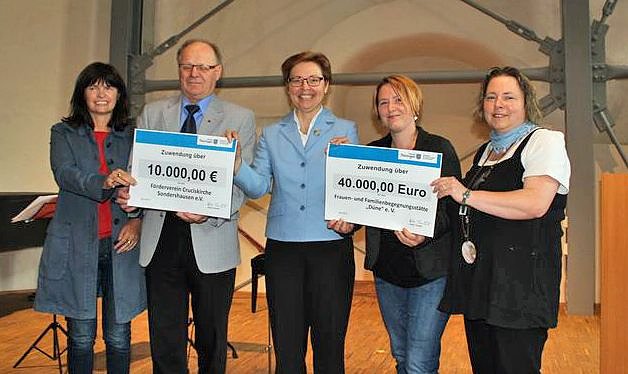 Gleich zwei Schecks im Gep&auml;ck (Foto: Karl-Heinz Herrmann)