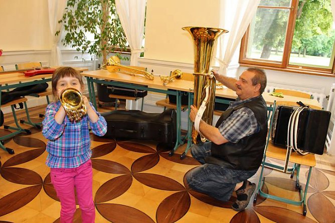 "Schr&auml;ge T&ouml;ne" in der Musikschule (Foto: Karl-Heinz Herrmann)
