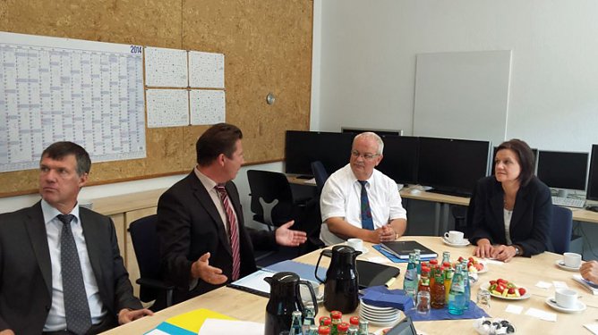 Landrätin bei der Firma MITNETZ in Taucha (Foto: Landratsamt Kyffhäuserkreis) Landrätin bei der Firma MITNETZ in Taucha (Foto: Landratsamt Kyffhäuserkreis)