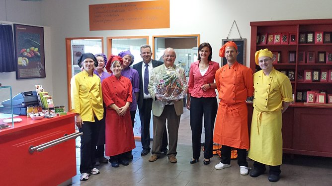 Bei Besuch gratuliert (Foto: Landratsamt Kyffhäuserkreis) Bei Besuch gratuliert (Foto: Landratsamt Kyffhäuserkreis)