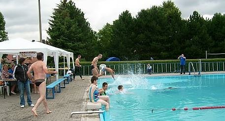 Auf zum Schwimmen in Großfurra (Foto: Badesportverein Großfurra) Auf zum Schwimmen in Großfurra (Foto: Badesportverein Großfurra)