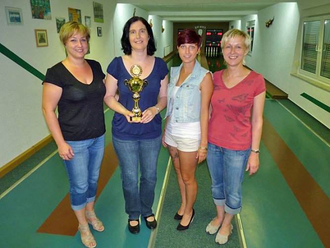 Beim Kegeln Freundschaftskampf (Foto: Knut Herzau) Beim Kegeln Freundschaftskampf (Foto: Knut Herzau)